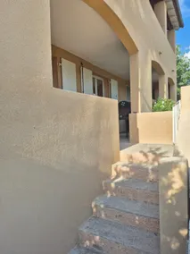 Lower-level apartment in a villa - Image 4