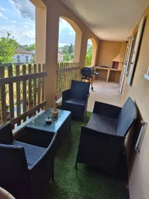 Lower-level apartment in a villa - Image 3