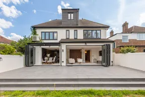 Stylish 5BR w/Garden & Parking | Wimbledon - Image 5