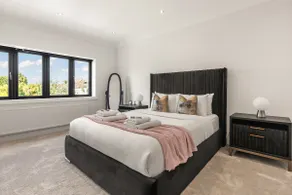 Stylish 5BR w/Garden & Parking | Wimbledon - Image 2