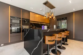 Stylish 5BR w/Garden & Parking | Wimbledon - Image 4