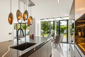 Stylish 5BR w/Garden & Parking | Wimbledon - Image 2