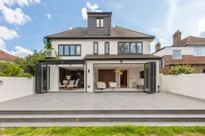 Stylish 5BR w/Garden & Parking | Wimbledon - Image 5
