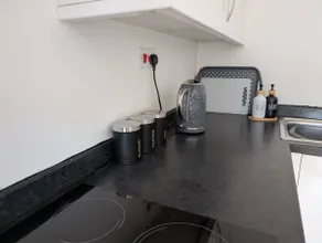 Lovely 1 Bedroom House with Private Garden and Parking - Image 4