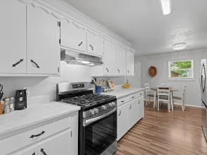 Cute and Cozy Cottage - Image 4