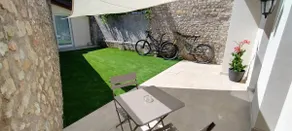 The secret courtyard: relaxation near amenities - Image 2