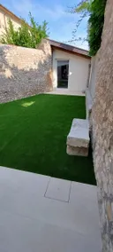 The secret courtyard: relaxation near amenities - Image 4