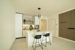 Stylish and modern Apt with great lakeview - Image 2
