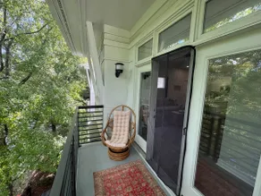 Treetop Loft Studio – Walk to Uptown Hotspots - Image 4