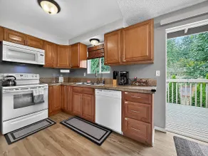 3BR Shabby Chic Home Near the Lake - Image 3