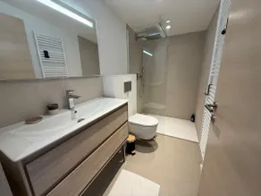Unusual accommodation with a view of the planes - Image 4