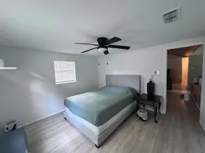 Cozy Wood Cottage in Tyler - Image 4