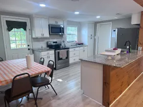 Cozy Wood Cottage in Tyler - Image 3