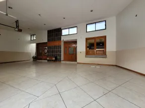 Spacious house with garage and patio - Image 5