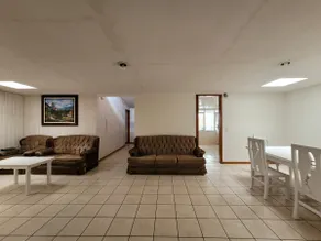 Spacious house with garage and patio - Image 2