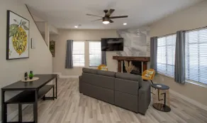 Stylish Lemon 2BR/2BA Townhouse • Airport Close - Image 5