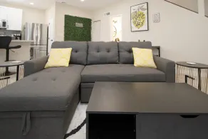 Stylish Lemon 2BR/2BA Townhouse • Airport Close - Image 4