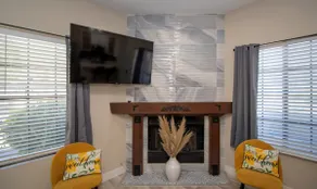 Stylish Lemon 2BR/2BA Townhouse • Airport Close - Image 2