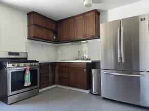 Comfortable 3-bedroom home with spacious yard - Image 3