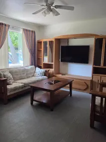 Comfortable 3-bedroom home with spacious yard - Image 4