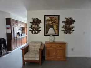 Comfortable 3-bedroom home with spacious yard - Image 5
