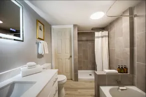 Cozy 2BR Duplex with Outdoor Space by the Sea - Image 3