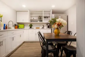 Cozy 2BR Duplex with Outdoor Space by the Sea - Image 4