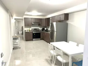 Comfy Suite 2 Full Wash Kitchen 4 Queen 2 Smart TV - Image 5