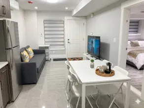 Comfy Suite 2 Full Wash Kitchen 4 Queen 2 Smart TV - Image 2