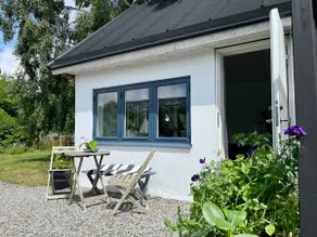 The little house in the yard - Image 2