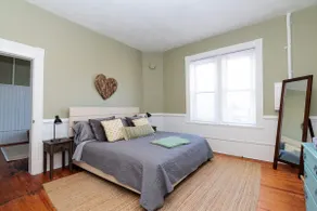 Salem Historic Downtown 3-Bedroom Suite - Image 2