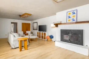 Spacious 2 Bed in Carlsbad - Image 1