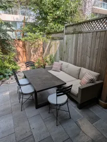Cozy Corktown Townhouse w/Garden and Balcony - Image 5