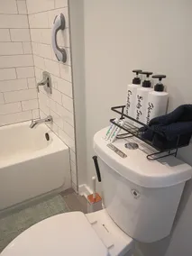 Serene 3BR apartment, near Lakefront & NU - Image 5
