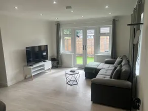 Rose Mews, Newly Refurbed Modern Interior with Garden - Image 2