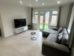 Rose Mews, Newly Refurbed Modern Interior with Garden - Image 3