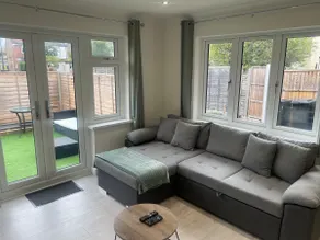 Rose Mews, Newly Refurbed Modern Interior with Garden - Image 5