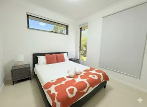 5-Bedroom Home Schofields - Image 5