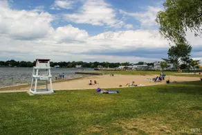 Seaside Stay in Historic Warren - Image 5
