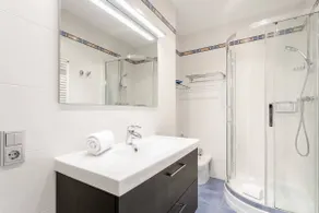 2BR Flat 5 Min Drive to Plaza Catalunya - Image 4