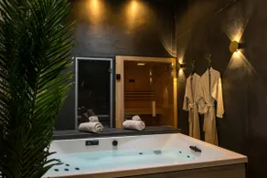 The Unexpected - Chic Loveroom with Jacuzzi - Image 2