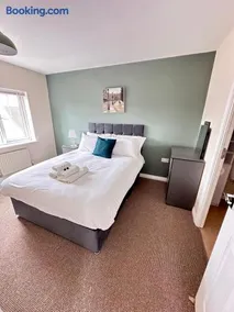 Stylish 5BR Retreat :Free Parking w/King Bed - Image 4
