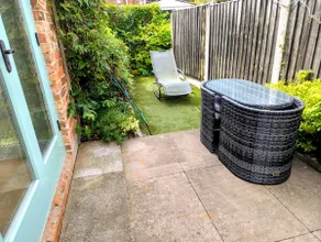 2 Bed 2 Ensuite Modern House With Parking - Image 5