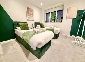 Luxury Two Bed | Sleeps 6 | 5 beds - Image 3