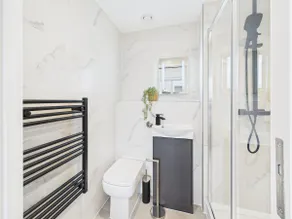 Luxury Two Bed | Sleeps 6 | 5 beds - Image 4