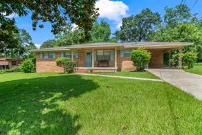 Hailey's Retreat 3/2 Cozy & Spacious Home +Sunroom - Image 2