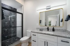 Trendy Townhome Near Downtown - Image 4