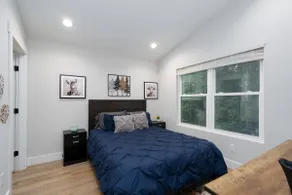 Trendy Townhome Near Downtown - Image 2