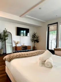 Hollywood Blvd Luxe Stay | Pool • Parking • Balcony - Image 4