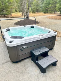 Creekside Luxe Cabin | Spa, Fire Pit & EV Charger - Image 2